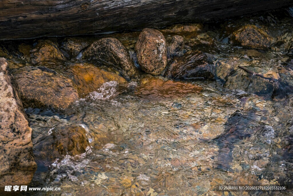 水底多彩石头景观