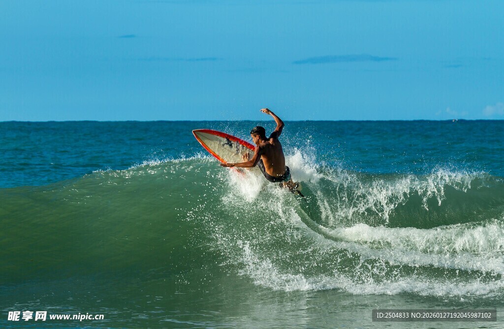 海上冲浪者展现动感身姿
