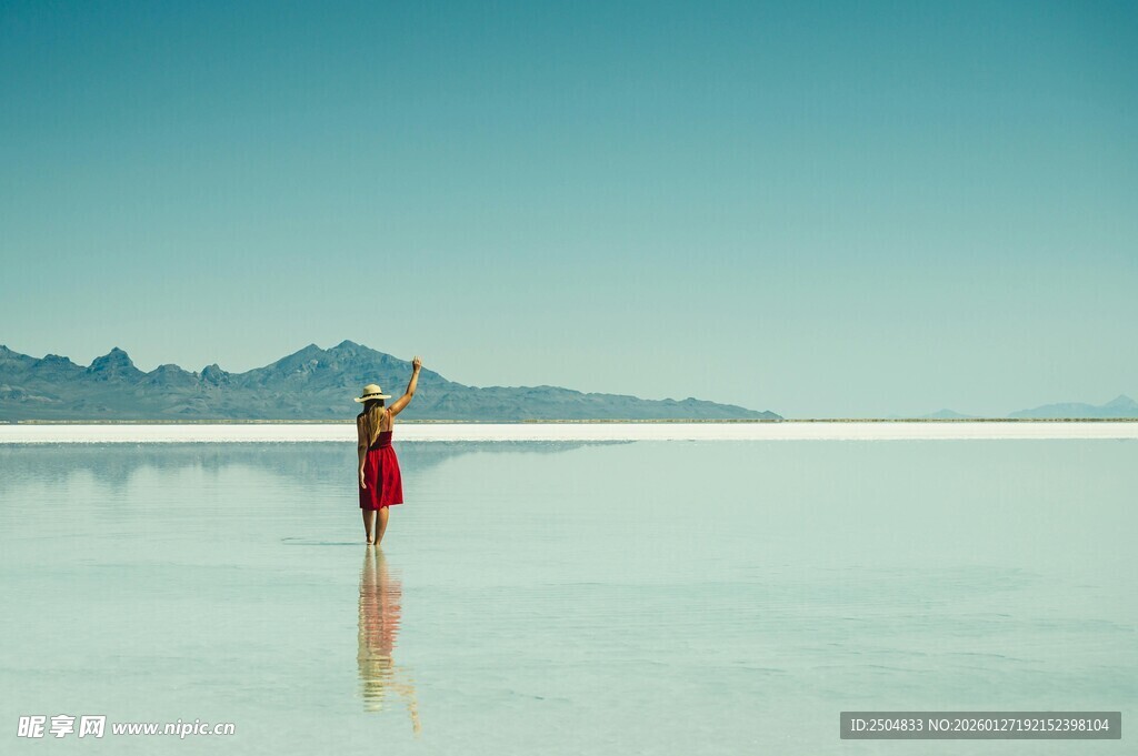 红衣女子立于空灵盐湖