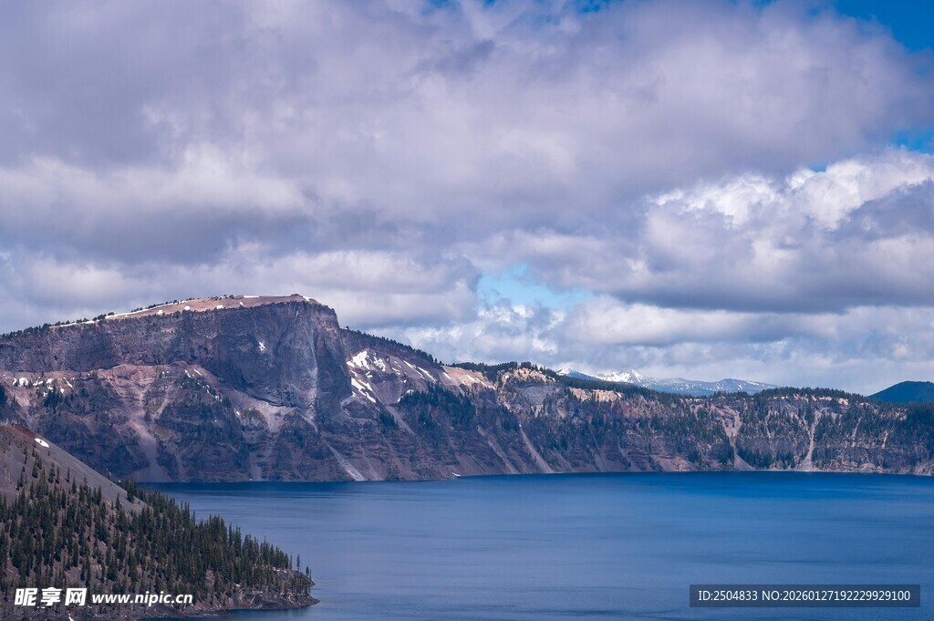 火山湖壮丽山水景观