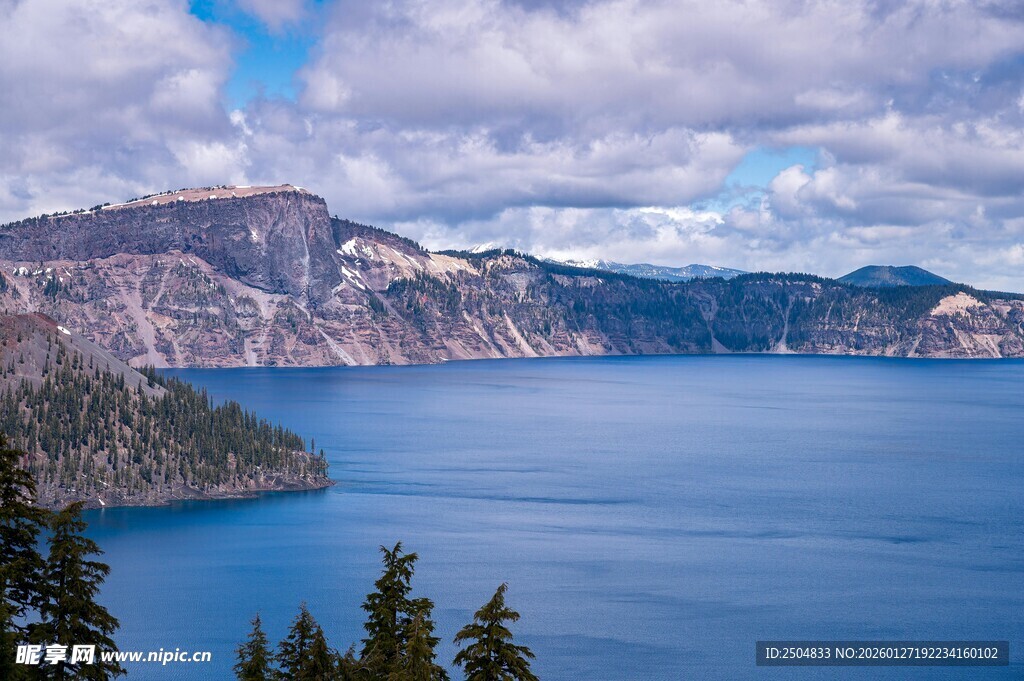 美丽壮观的火山口湖风景
