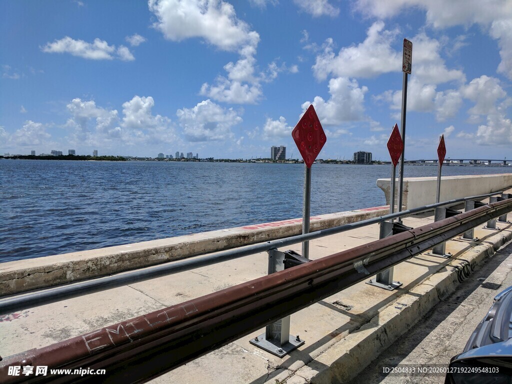 海边护栏与警示标志景观