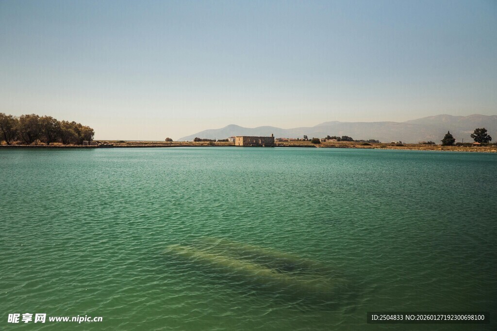 碧波荡漾的宁静水域