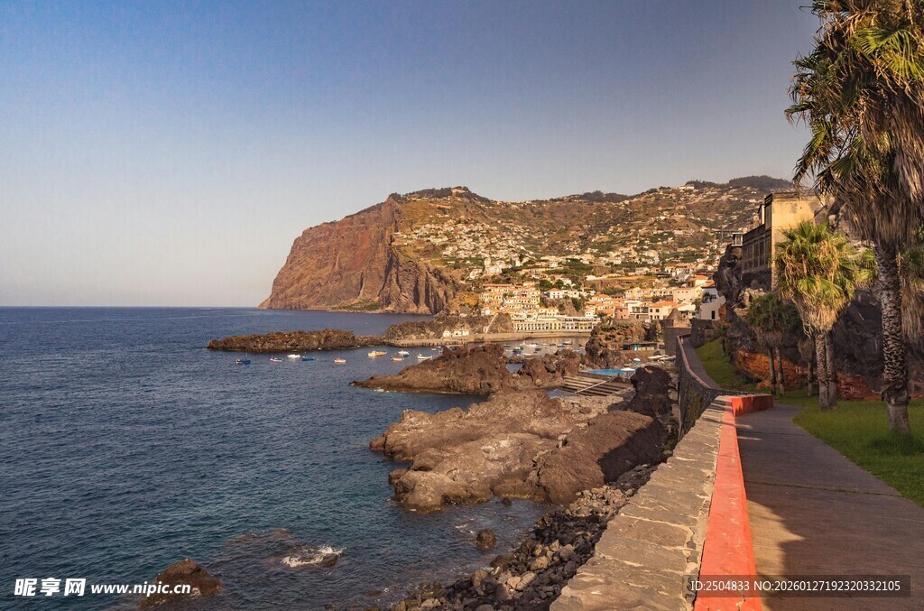 海边步道与远处山峦风光