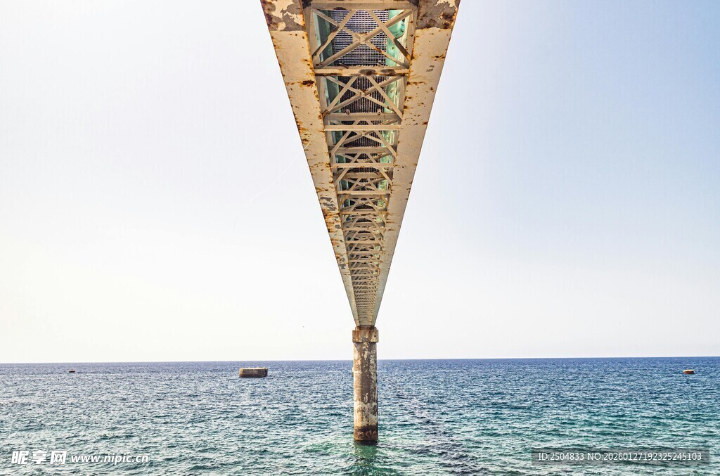 海上栈桥伸向蔚蓝天际