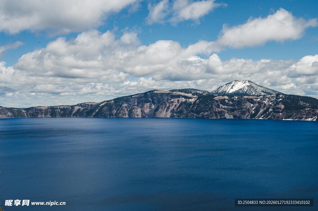 美丽湖景与远处山峦