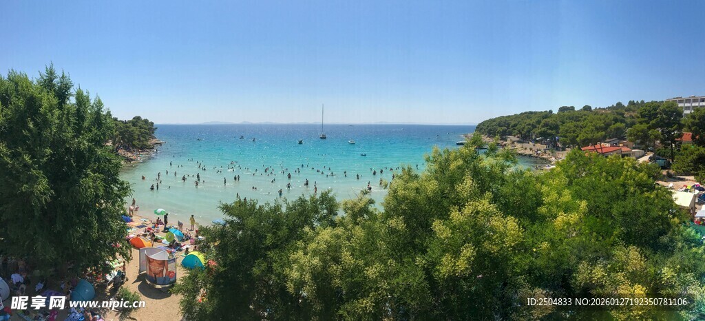 海滨绿树环绕的美丽景致