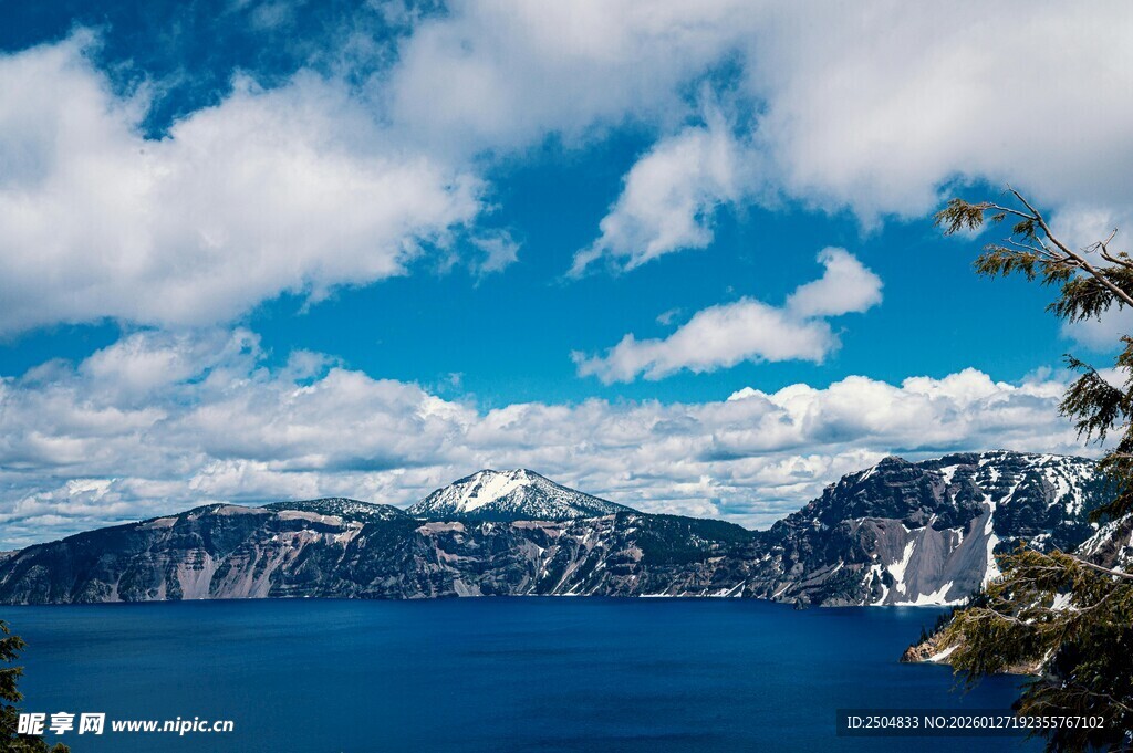 美丽湖景与远处山峦