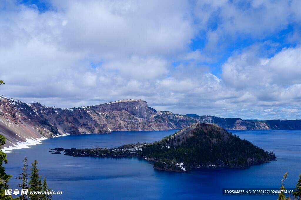 壮丽火山湖景观
