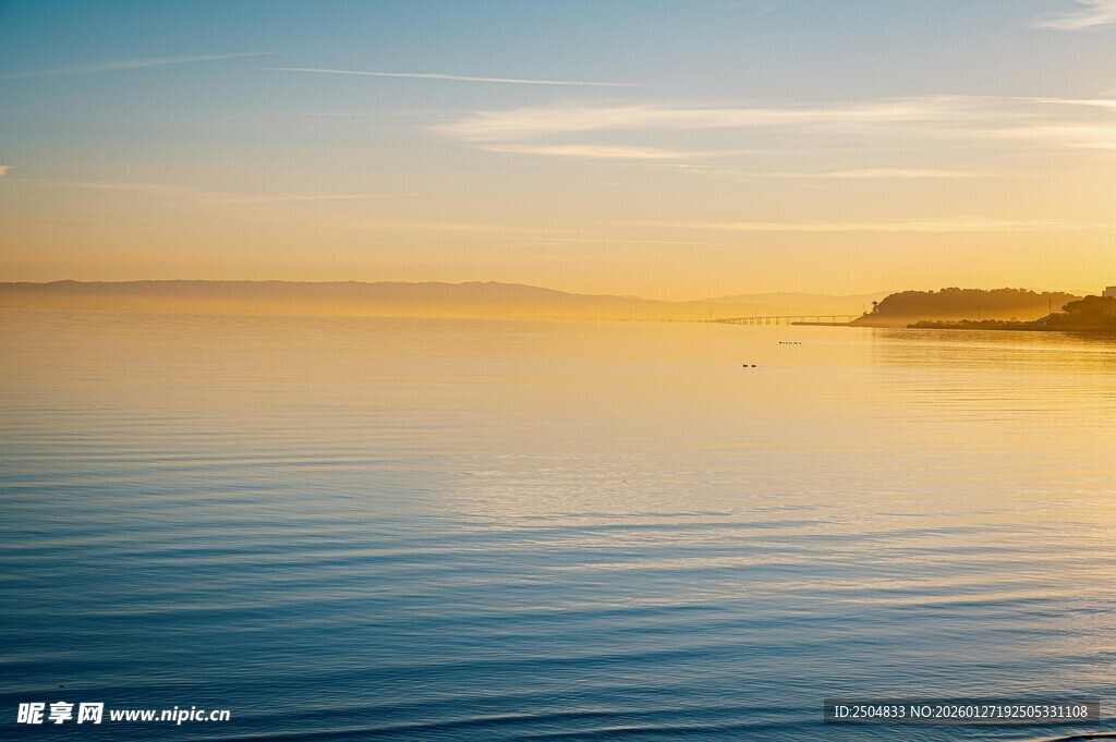 海边日出宁静海面景象