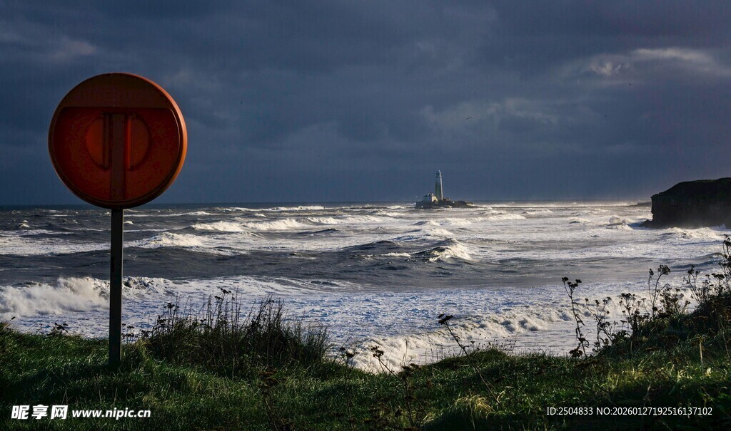 海边禁行标志与汹涌海浪