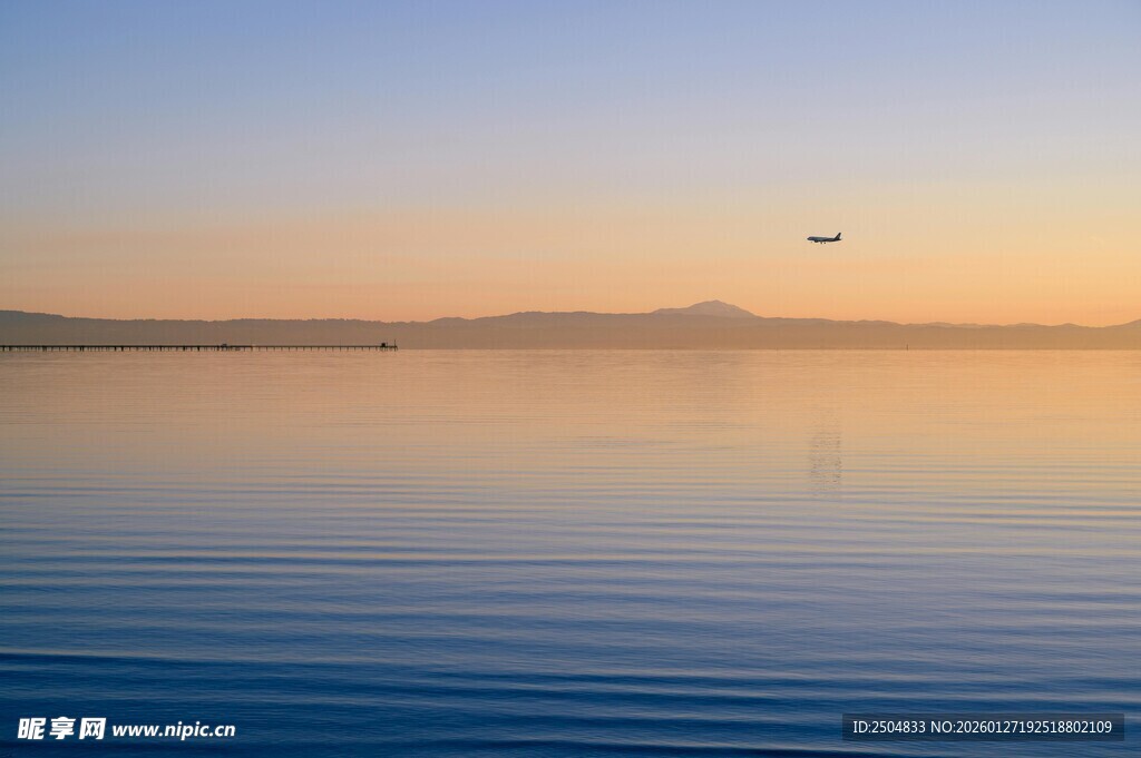 日出时平静的湖面美景