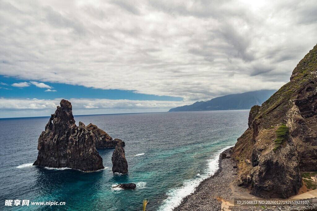 海边拱形岩石壮丽景观