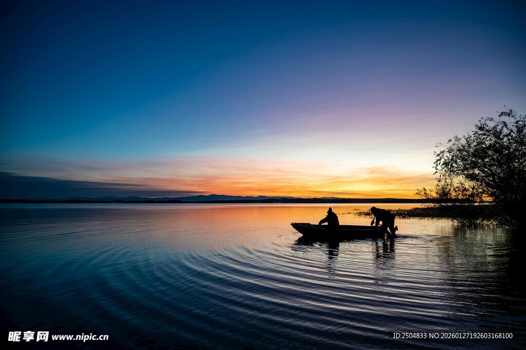 夕阳下湖面的静谧泛舟