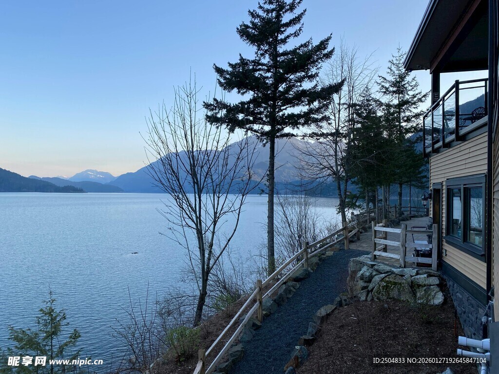 湖畔小屋旁的宁静美景