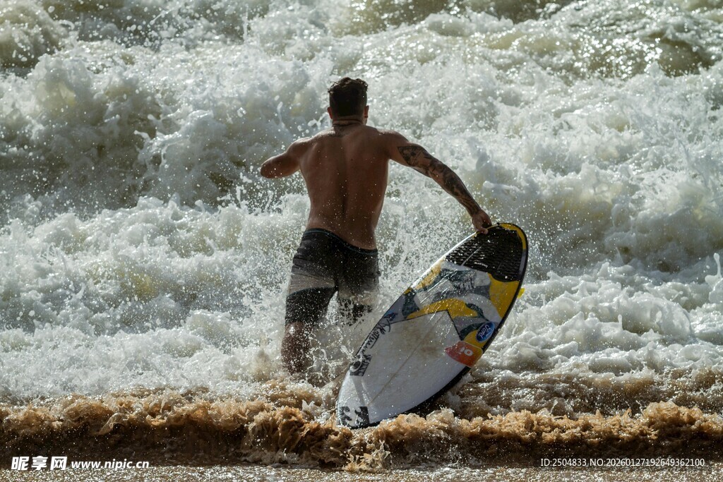 男子海中冲浪英姿
