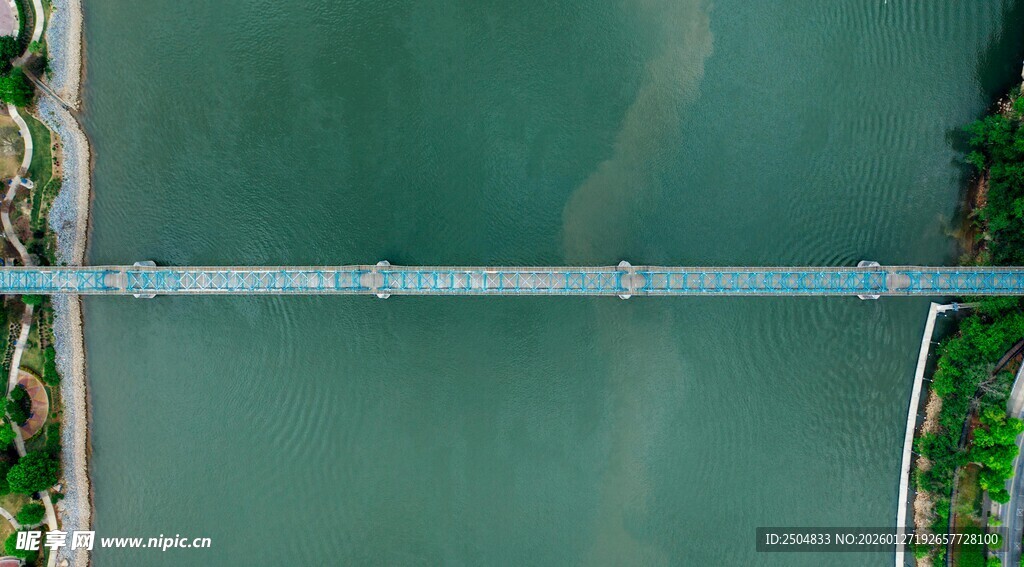 高空俯瞰跨水桥梁景观