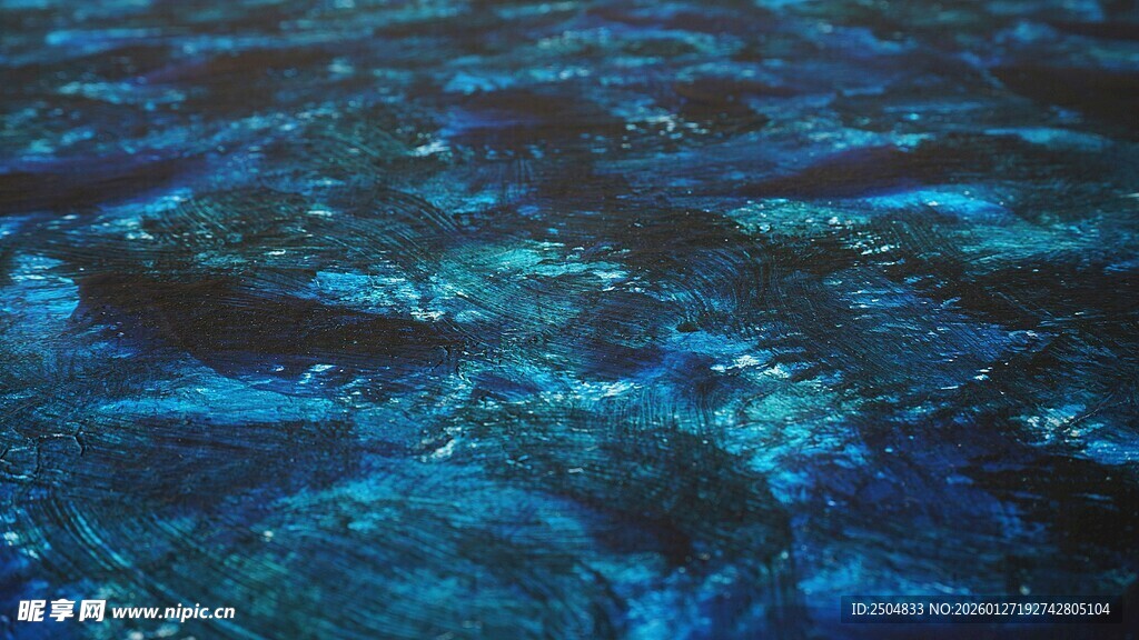 波光粼粼的蓝色水面