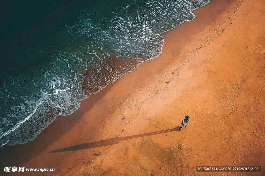 沙滩上的孤独身影