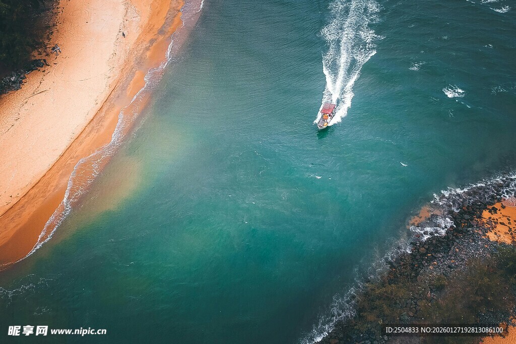 海上孤舟行于碧海金沙间