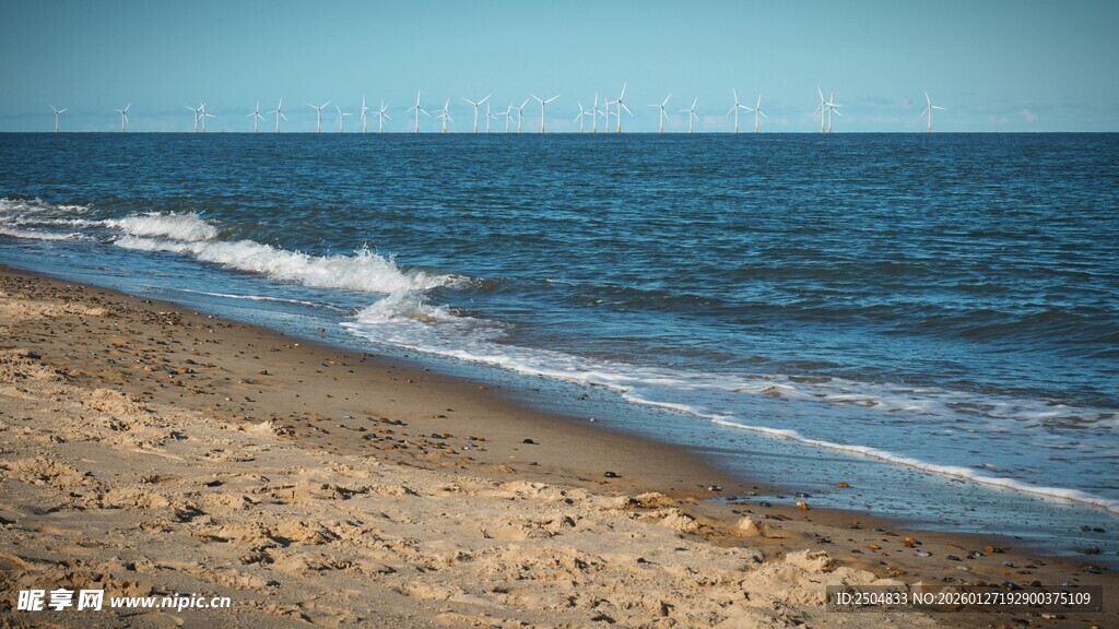 海边沙滩 海浪轻拍海岸