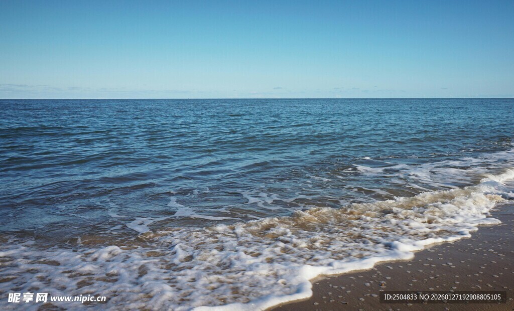 海边浪花轻拍沙滩