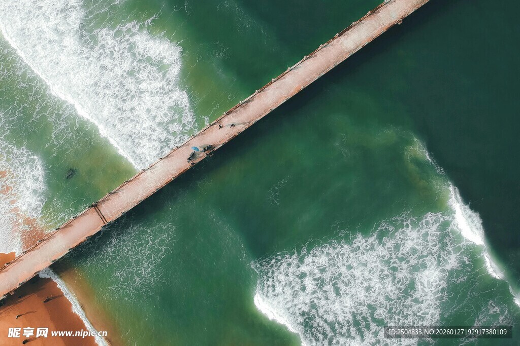 俯瞰海上栈桥与翻涌海浪