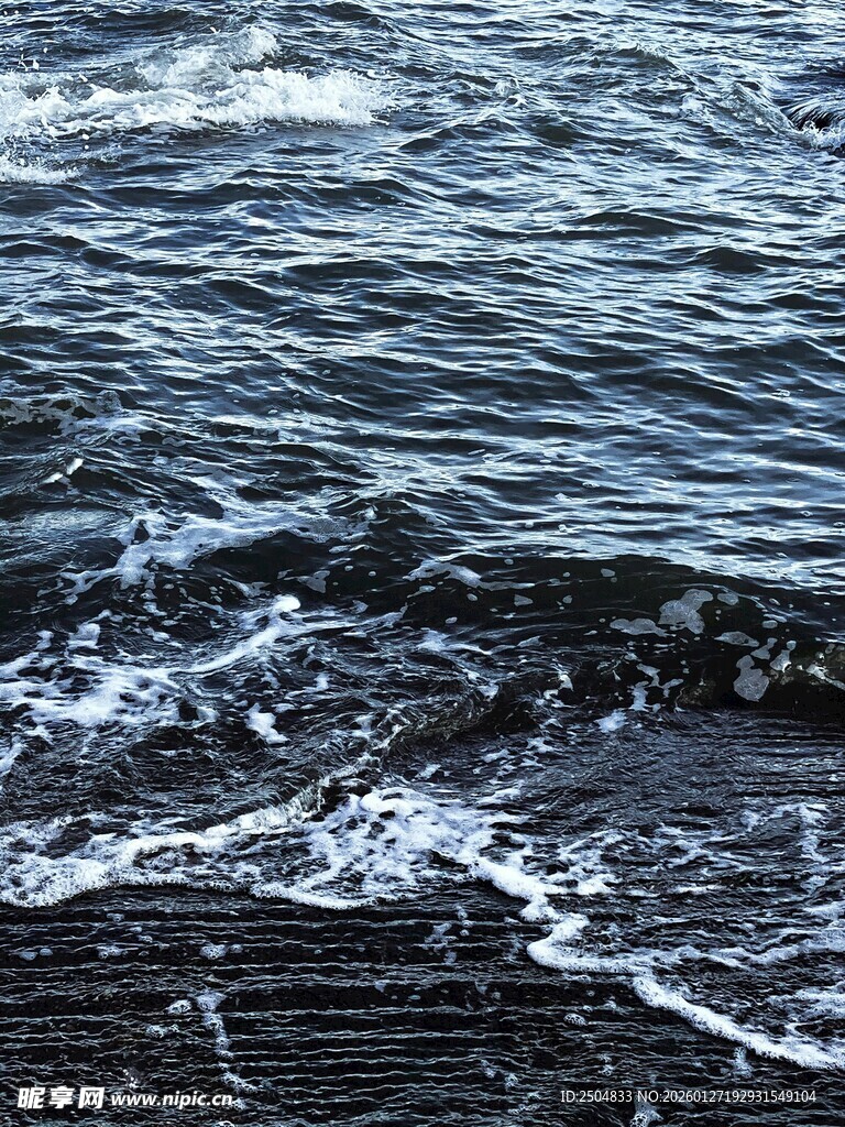 海浪拍打岸边景象