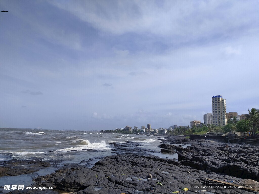 海边礁石与远处城市景观