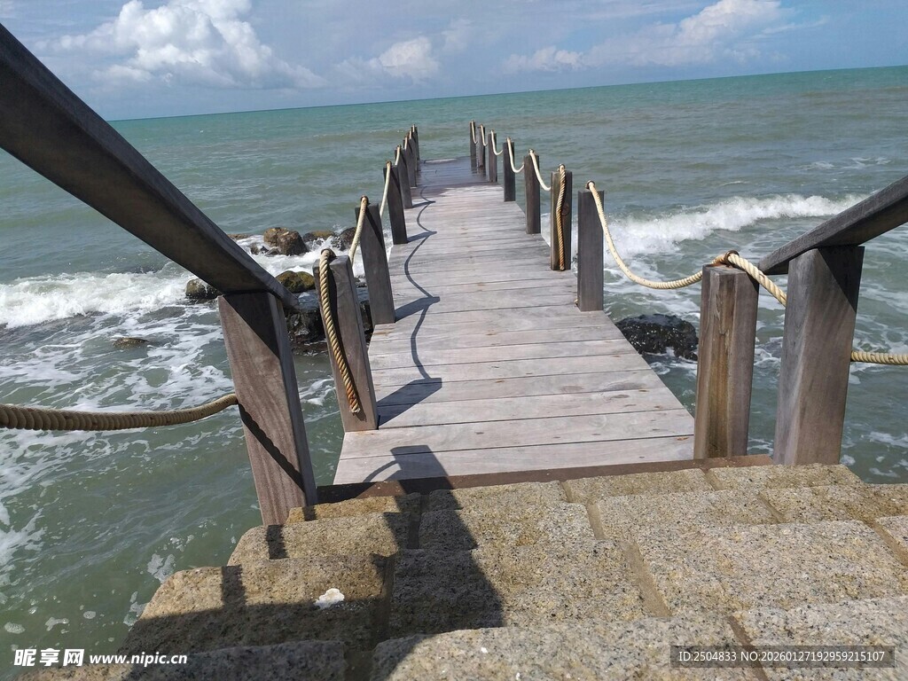 海边木栈道延伸向大海