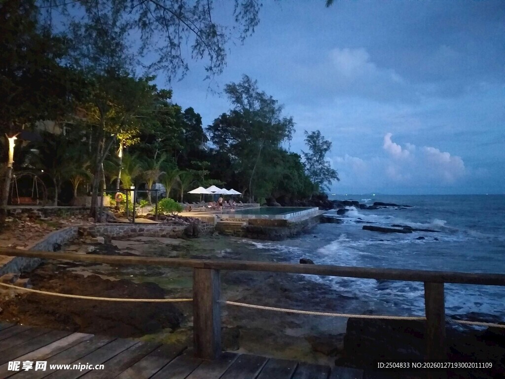 黄昏海滨木栈道美丽景致