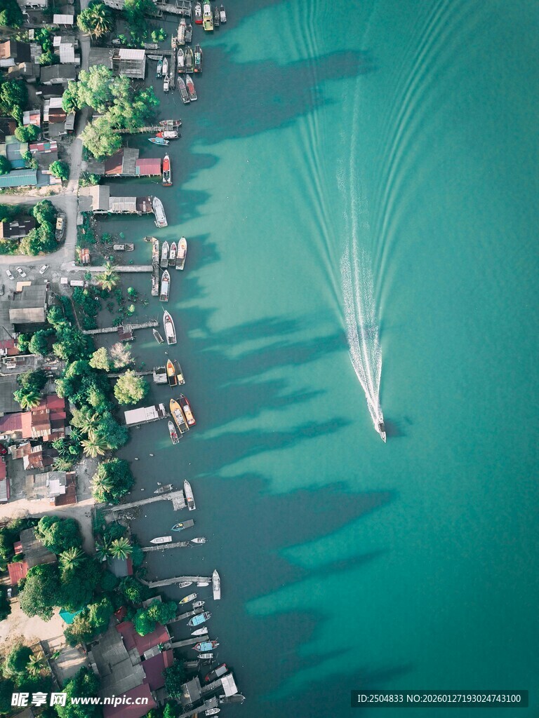 俯瞰碧波上的水上运动