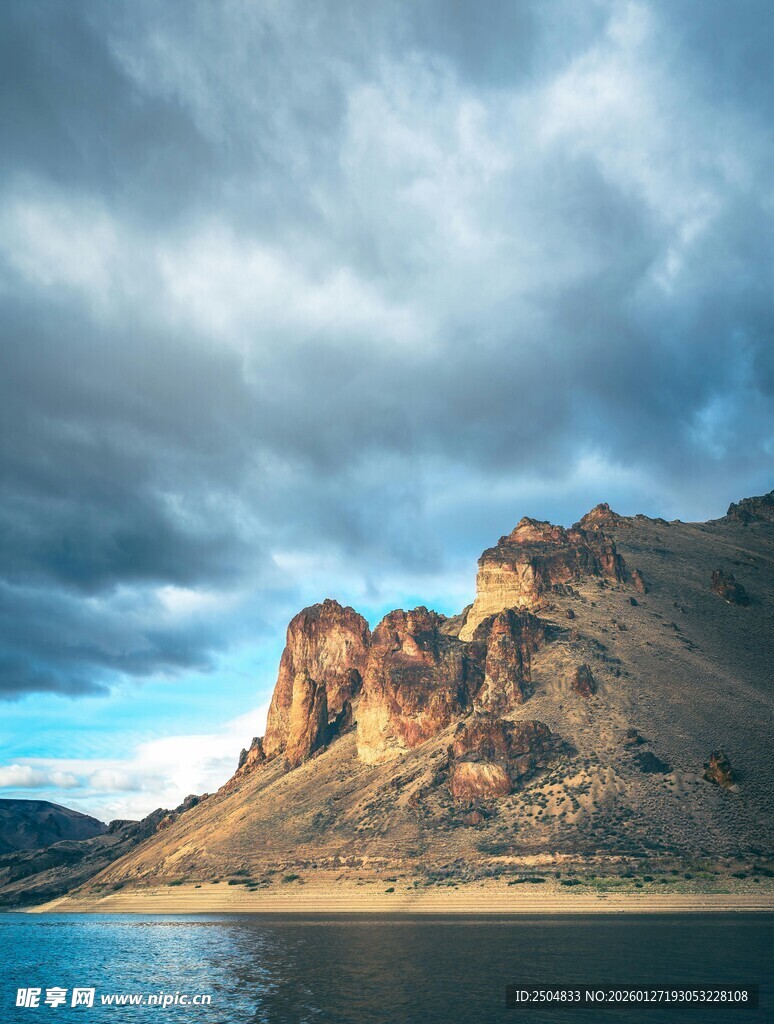 湖畔峻岭 云下壮美风光