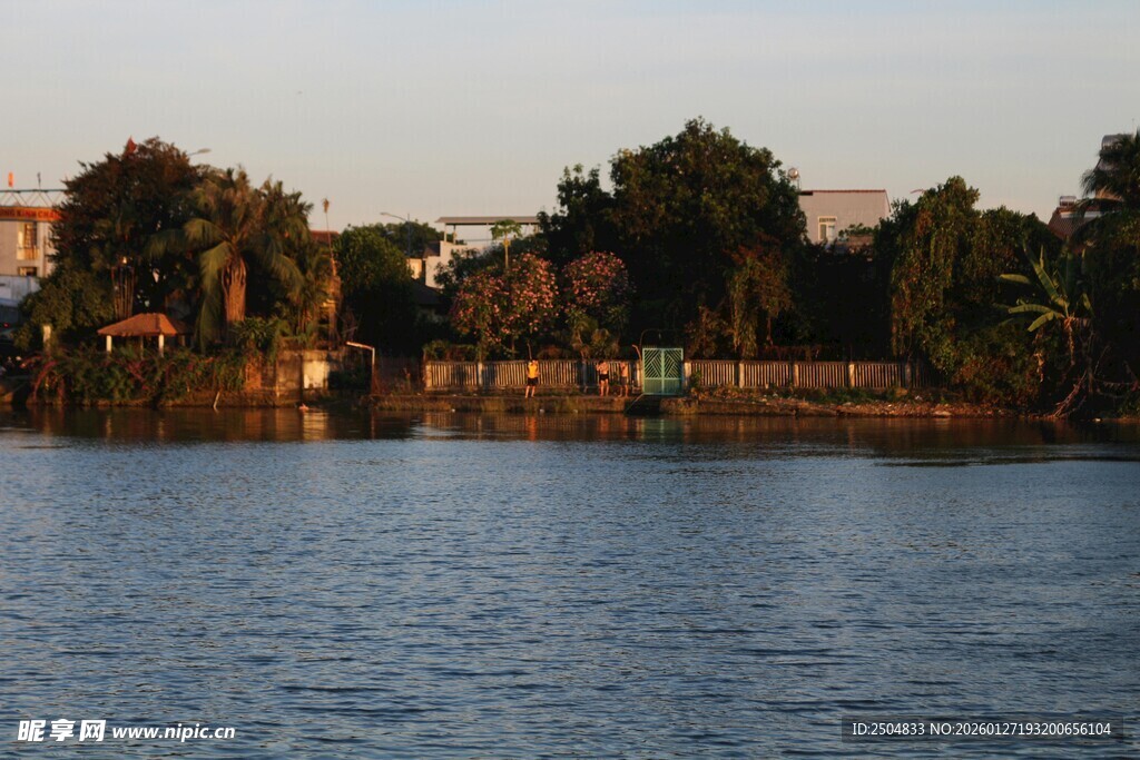 湖畔黄昏景色