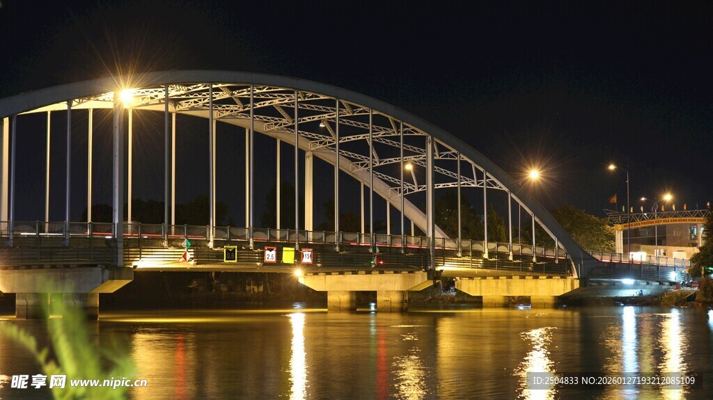 夜晚河畔的拱形桥梁美景