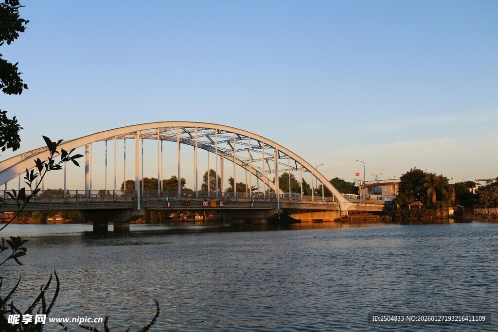 河畔拱形桥的美丽景致