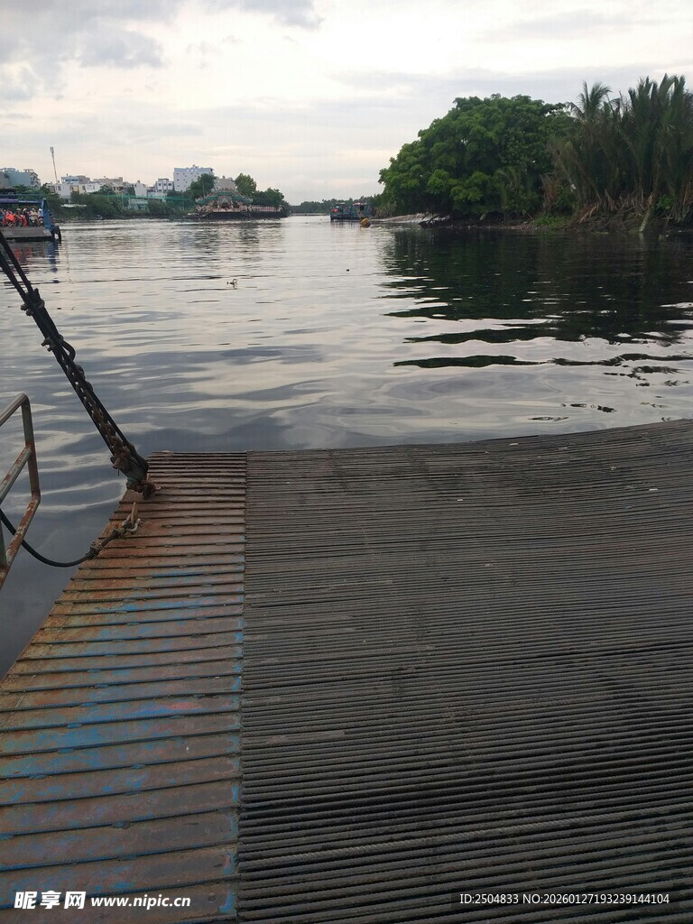 宁静湖畔的木质码头