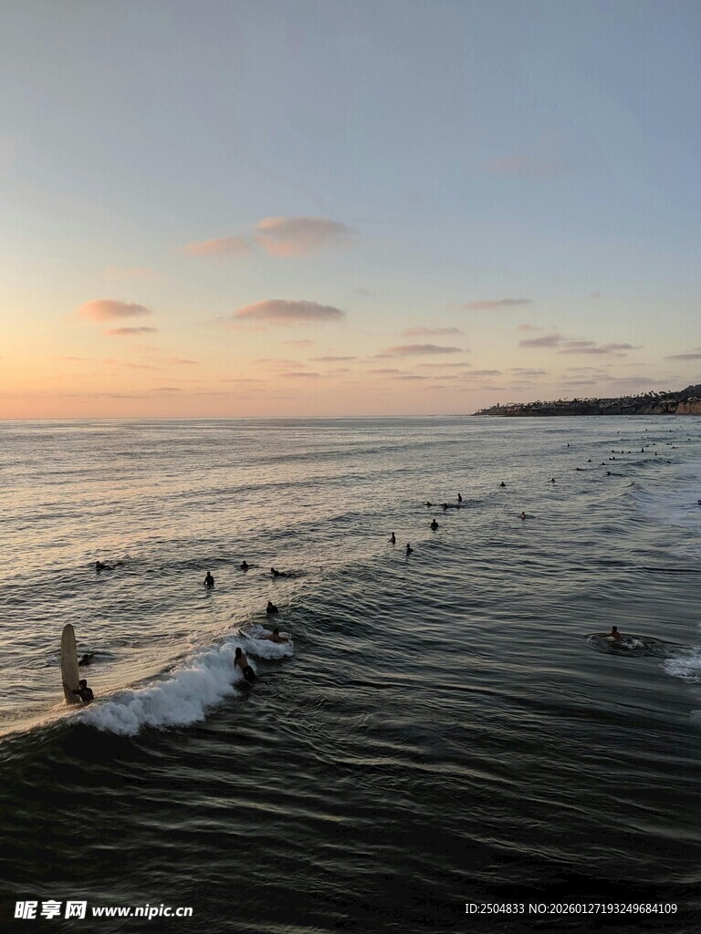 夕阳下的海边嬉戏场景