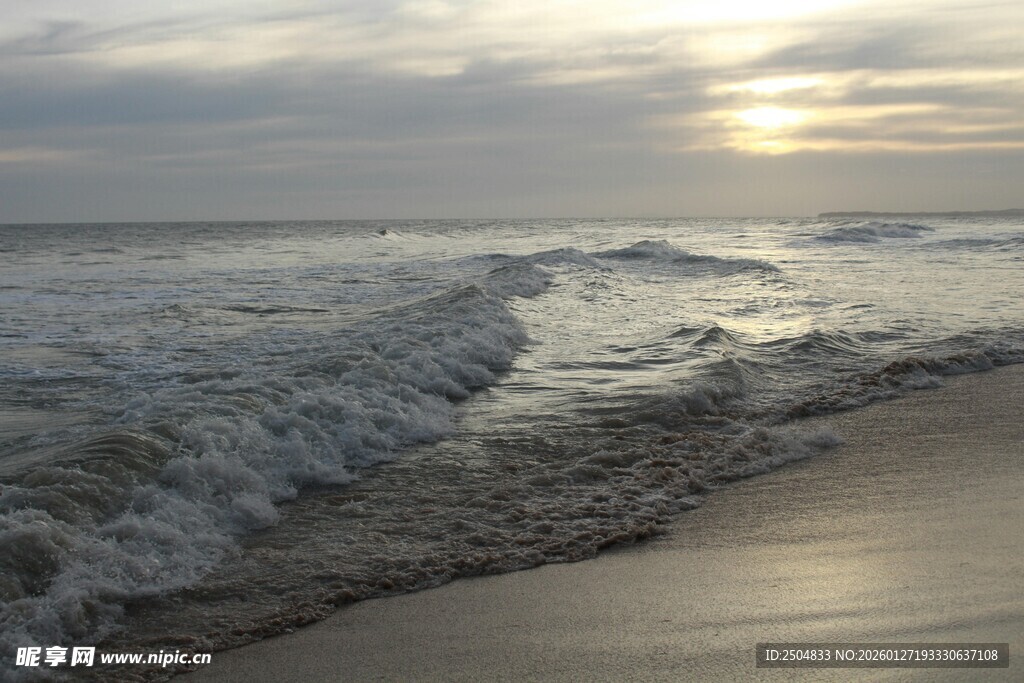 海边日落时的海浪美景