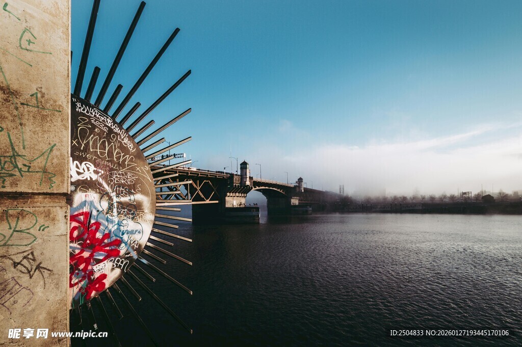 河畔纪念碑与远处桥梁景观