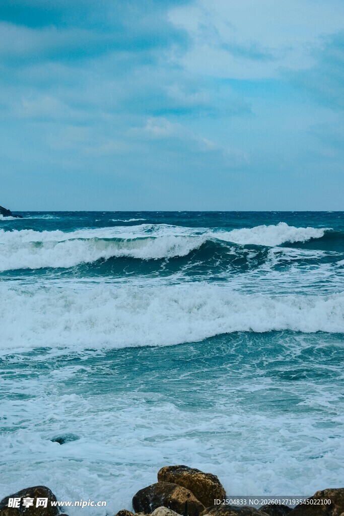 海边浪涌 礁石点缀美景