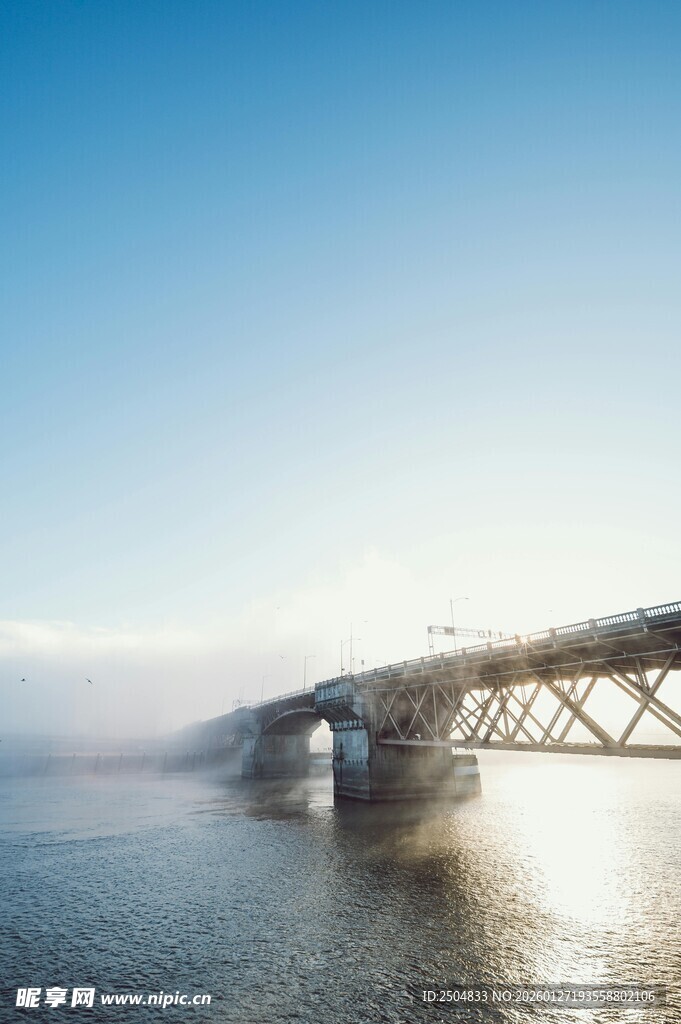 雾中桥梁横跨宁静水面
