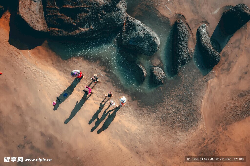 俯瞰 漠中行走的人群