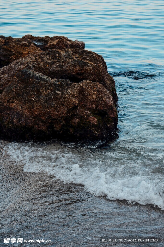 海边礁石与涌来的浪花