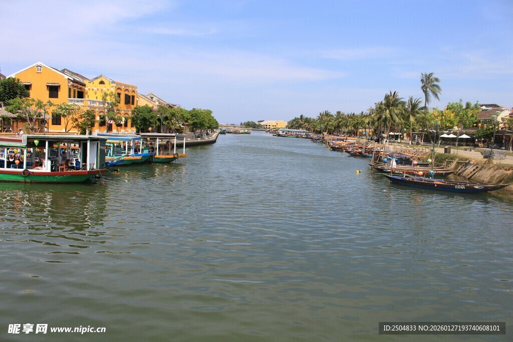 河畔多彩建筑与悠悠河水