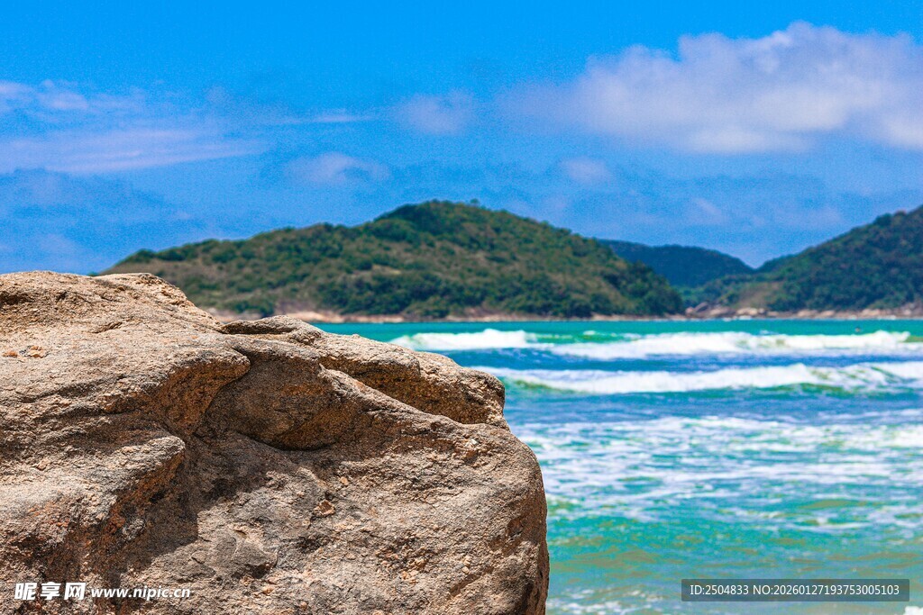 海边岩石与壮阔海景