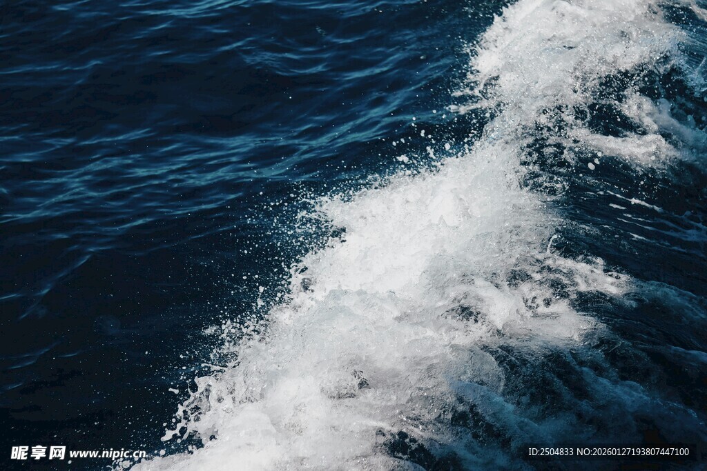 船行海面激起白色浪花