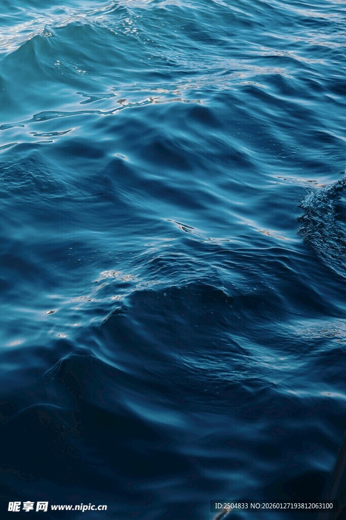 蓝色海面的起伏波浪