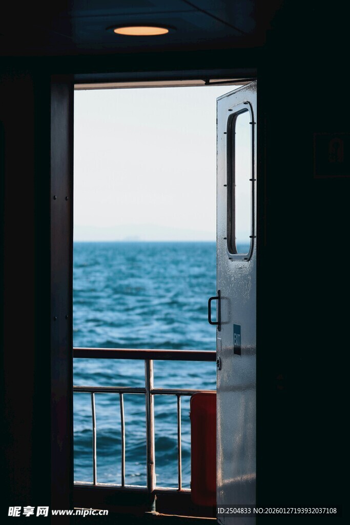 透过舱门望无垠大海