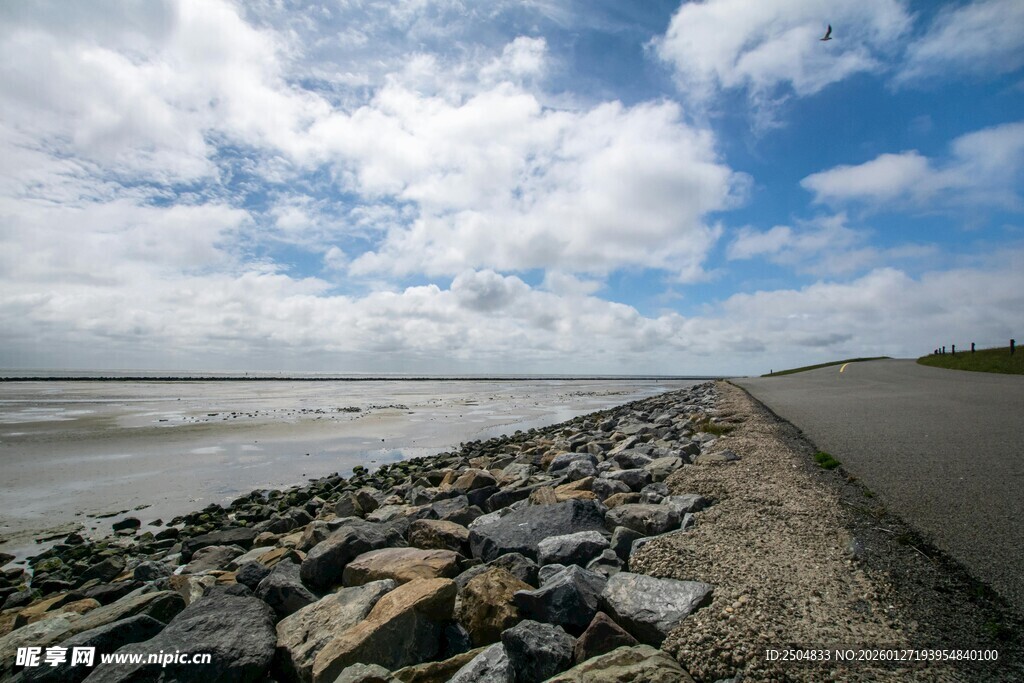 海边碎石路与蓝天白云